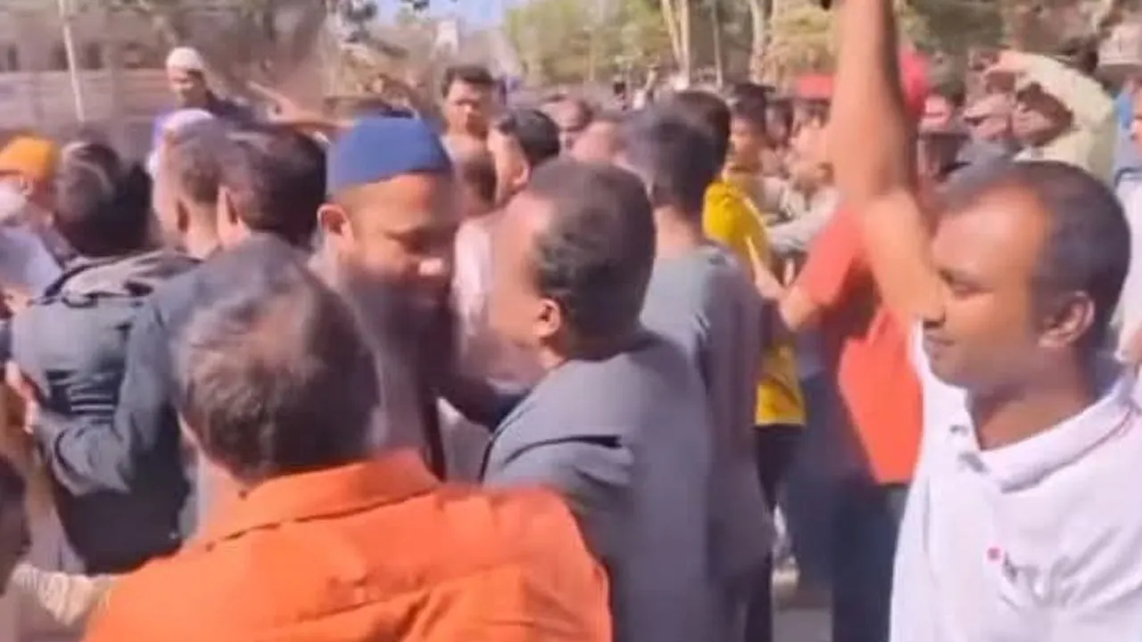 লক্ষ্মীপুরে নির্বাচনী টকশোতে প্রশ্ন করা নিয়ে দু’দলের হাতাহাতি