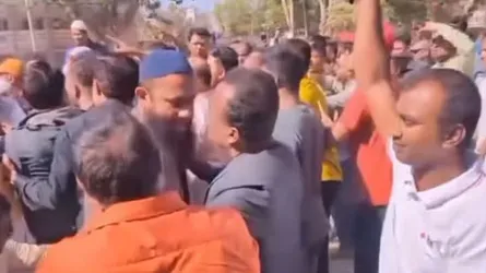 লক্ষ্মীপুরে নির্বাচনী টকশোতে প্রশ্ন করা নিয়ে দু’দলের হাতাহাতি