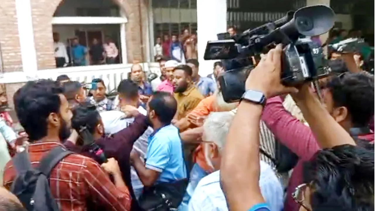 সিলেট আদালতে সাংবাদিকদের উপর আ’লীগ নেতার হামলা