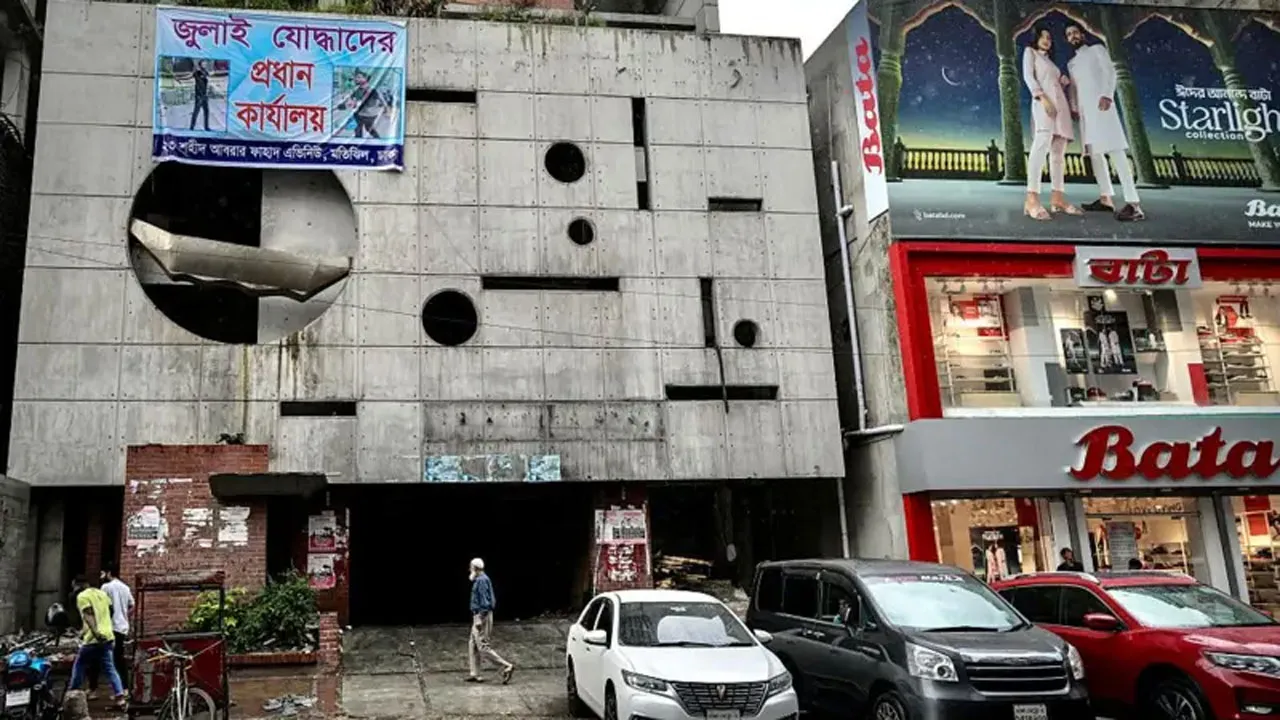 কলকাতায় ‘পার্টি অফিস’ খুলে যেভাবে চলছে আ’লীগের কার্যক্রম
