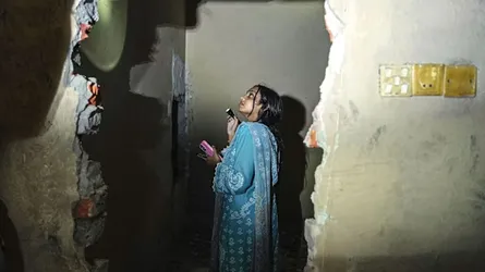 আয়নাঘরের দেয়ালজুড়ে স্বজনদের কান্না : হারিয়ে যাওয়া হাজারো মানুষের খোঁজে বাংলাদেশ