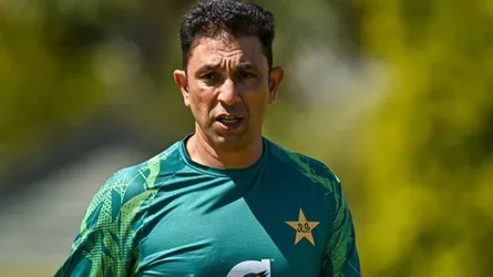 পাকিস্তান দলের প্রধান কোচের দায়িত্ব ছাড়লেন আজহার