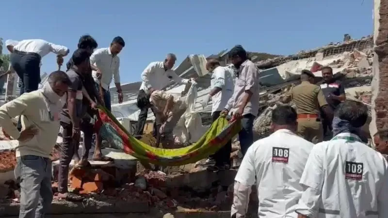 ভারতের গুজরাটে আতশবাজি কারখানায় বিস্ফোরণ, নিহত ২১