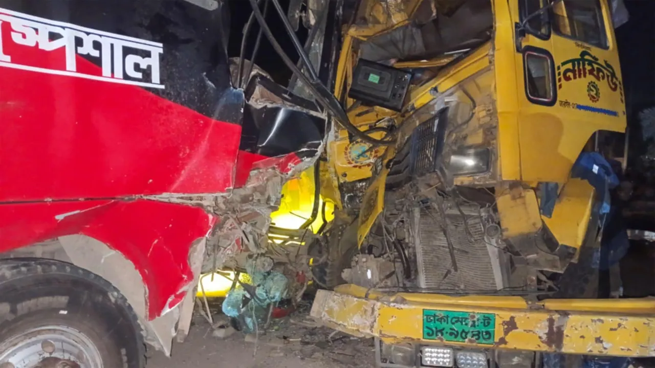 ব্রাহ্মণবাড়িয়ায় ট্রাক ও বাসের মুখোমুখি সংঘর্ষে নিহত ২