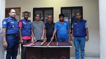 ব্রাহ্মণবাড়িয়ায় অস্ত্র ও মাইক্রোবাসসহ ডাকাত দলের ৪ সদস্য আটক