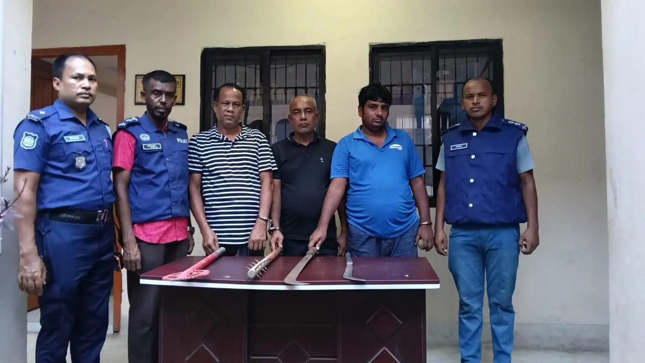 ব্রাহ্মণবাড়িয়ায় অস্ত্র ও মাইক্রোবাসসহ ডাকাত দলের ৪ সদস্য আটক