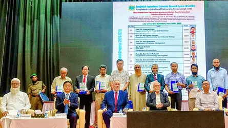 বাকৃবিতে সম্মাননা পেলেন গবেষক, কৃষক ও কৃষি সাংবাদিক