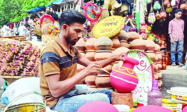নববর্ষ ঘিরে উৎসবমুখর রাজধানী
