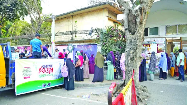 হলজুড়ে বন্ধুত্ব, ভ্রাতৃত্ব আর ভাগাভাগির রঙ