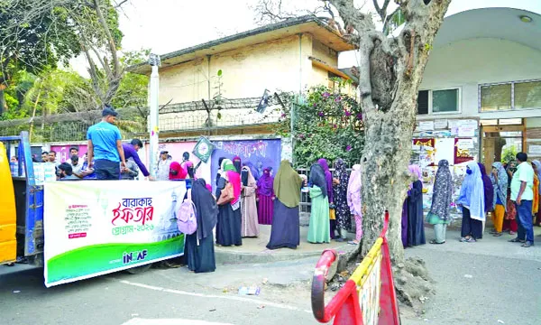 হলজুড়ে বন্ধুত্ব, ভ্রাতৃত্ব আর ভাগাভাগির রঙ