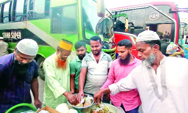 রাজধানীর বাসস্ট্যান্ডে ত্যাগের মহিমা ও সহমর্মিতার প্রতিচ্ছবি