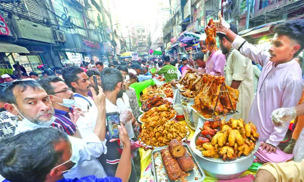 ঐতিহ্যের স্বাদে চকবাজারে  ইফতারের রঙিন ভুবন