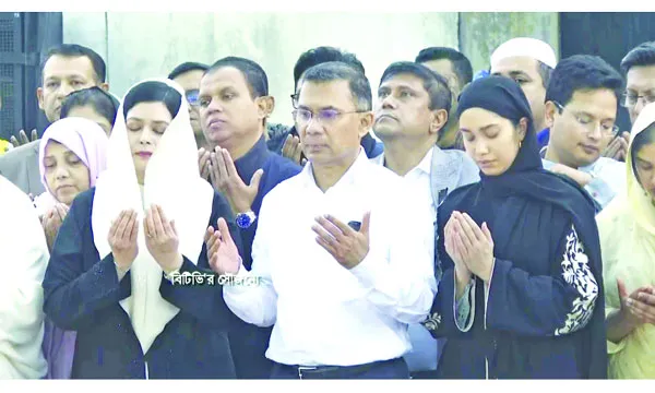 খালেদা জিয়ার দাফনের পর দোয়া করছেন তারেক রহমানসহ পরিবারের সদস্যরা  : নয়া দিগন্ত