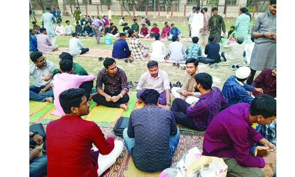 ঐতিহ্য ও সম্প্রীতির ১৮৫ বছর : ঢাকা কলেজে মাঠের ‘গণ-ইফতার’