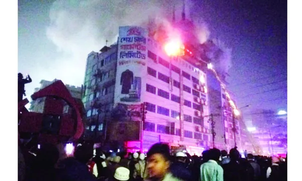 গুলিস্তানে বাণিজ্যিক ভবনের গোডাউনে আগুন