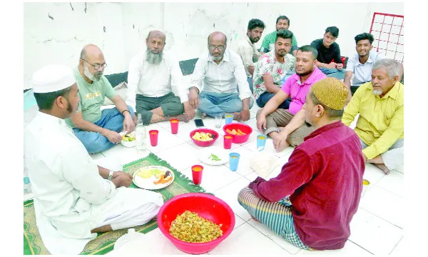 তেলের জন্য দীর্ঘ প্রতীক্ষা পাম্পের লাইনেই ইফতার