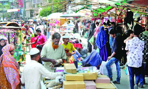 উৎসবের আমেজে সরগরম লক্ষ্মীবাজারের ফুটপাথ