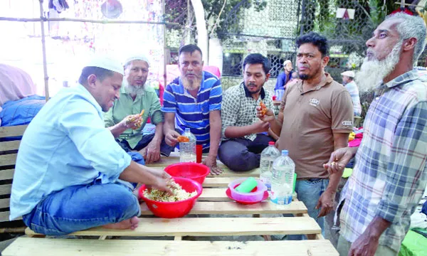 জুরাইন রেলগেটে ধুলোমাখা ইফতারের গল্প