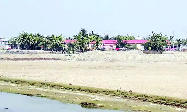 নিজস্ব কবরস্থান চান মান্দা  সম্প্রদায়ের জেলেরা