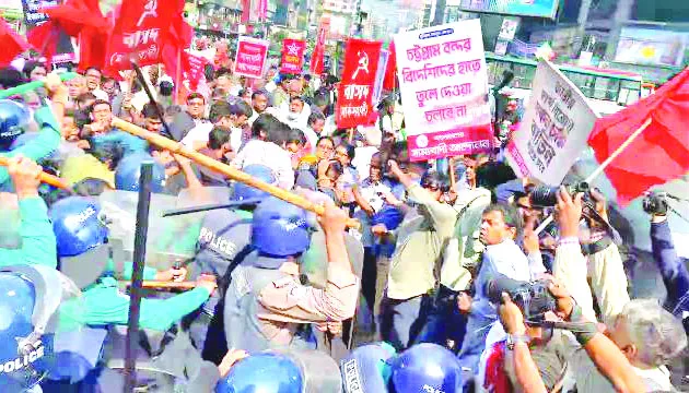 যমুনা অভিমুখে বাম জোটের মিছিলে পুলিশের লাঠিচার্জ
