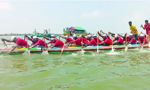 ইটনায় নৌকাবাইচ দেখতে লাখো মানুষ