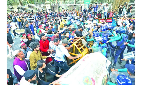হাদির হামলাকারীকে গ্রেফতার না করতে পারলে ৩ উপদেষ্টার পদত্যাগ দাবি