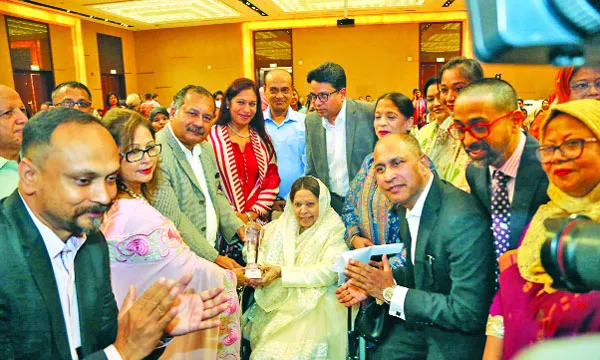 ওয়ার্ল্ড উইমেনস সামিটে সম্মাননা পেলেন সৈয়দা ইকবাল মান্দ বানু