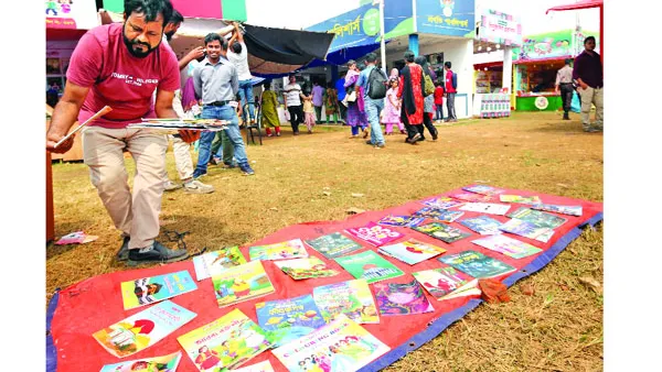 বৃষ্টির ক্ষত নিয়ে আজ শেষ হচ্ছে বইমেলা