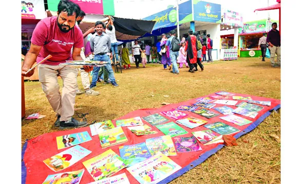 বৃষ্টির ক্ষত নিয়ে আজ শেষ হচ্ছে বইমেলা