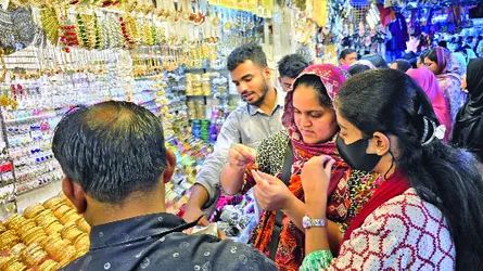 শেষ সময়ে জুতা গয়না কেনার ব্যস্ততা