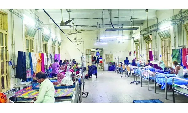 একপাশে জীবন-মৃত্যুর লড়াই অন্যপাশে পলিথিনে মোড়ানো মলিন ইফতার
