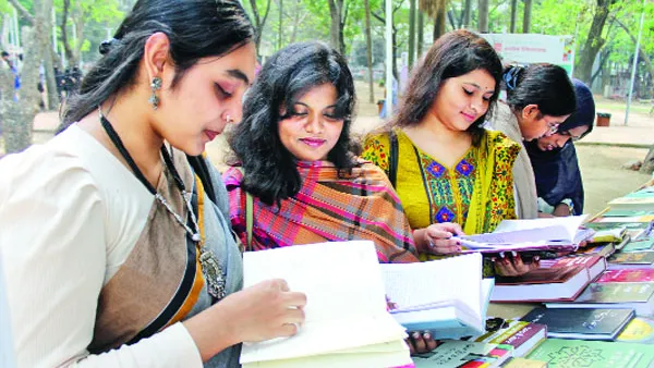 বইয়ের চড়া দামে ক্রেতা অসন্তুষ্টি