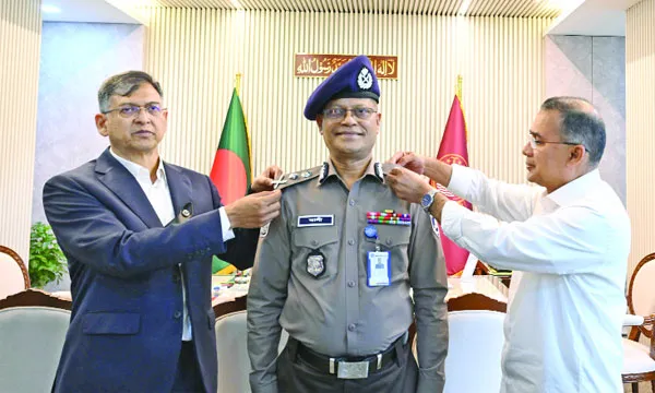 নবনিযুক্ত আইজিপিকে  র‌্যাংক ব্যাজ পরালেন  প্রধানমন্ত্রী