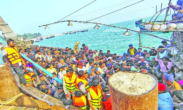 সমুদ্রপথে অবৈধভাবে মালয়েশিয়া যাত্রা ২৭৩ জন আটক