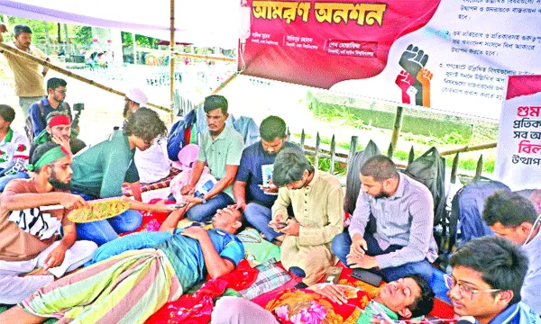 শহীদ পরিবারের অনুরোধে ৭২ ঘণ্টা পর অনশন ভাঙলেন শিক্ষার্থীরা