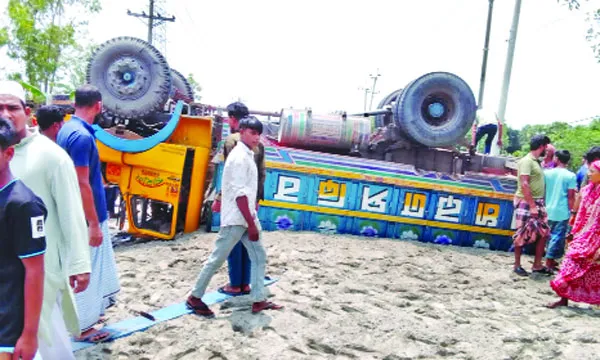 সিলেট-সুনামগঞ্জ মহাসড়কে ৫ জন  মুক্তাগাছায় ৪ নারী নিহত