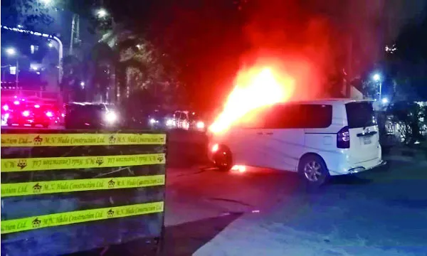 কাকরাইলে চলন্ত  মাইক্রোবাসে আগুন