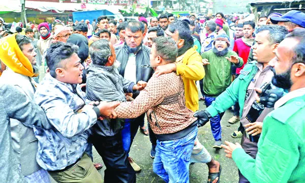 কাওরান বাজারে ব্যবসায়ীদের মানববন্ধনে হামলা
