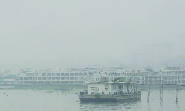 ঘন কুয়াশায় সদরঘাট থেকে  লঞ্চ চলাচল বন্ধ
