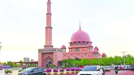 মালয়েশিয়ার মনোমুগ্ধকর পুত্রা  মসজিদে পর্যটকদের ঢল