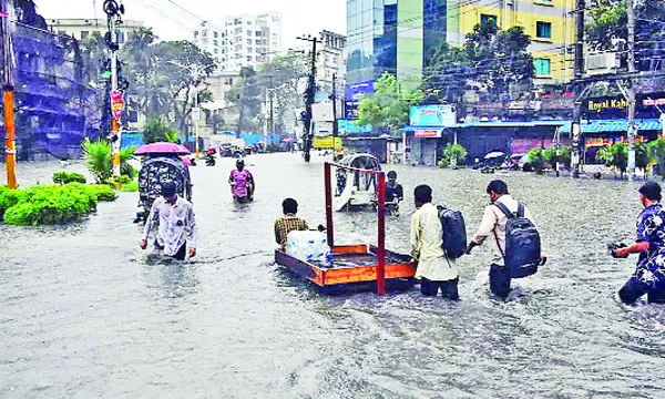 ৩ ঘণ্টার বৃষ্টিতেই তলিয়ে গেছে চট্টগ্রাম নগরীর বিস্তীর্ণ এলাকা
