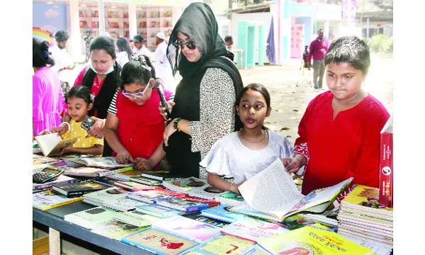 শিশুদের কলকাকলিতে মুখর বইমেলা