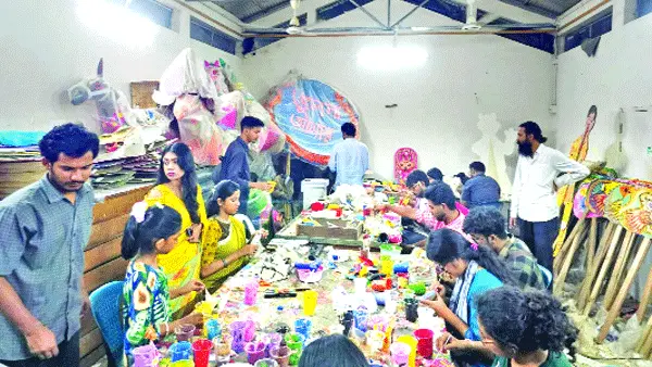 পাঁচ প্রতীকে বৈশাখের বার্তা, শেষ মুহূর্তের প্রস্তুতিতে মুখর ঢাবির চারুকলা প্রাঙ্গণ