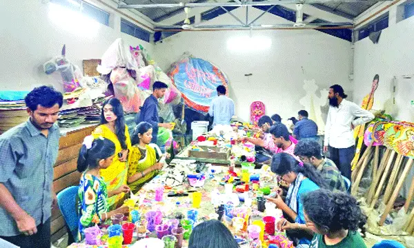 পাঁচ প্রতীকে বৈশাখের বার্তা, শেষ মুহূর্তের প্রস্তুতিতে মুখর ঢাবির চারুকলা প্রাঙ্গণ
