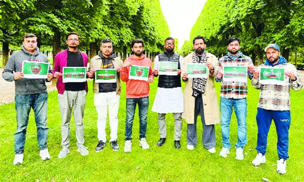 গণভোট বাস্তবায়নের দাবিতে প্যারিসে  এনসিপির মানববন্ধন