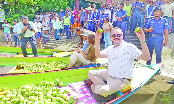 ভীমরুলীর ভাসমান পেয়ারার বাজার দেখে মুগ্ধ মার্কিন রাষ্ট্রদূত
