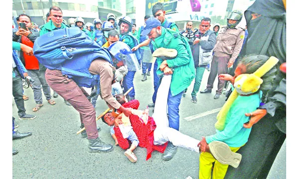 মোবাইল ব্যবসায়ী-পুলিশ সংঘর্ষ, সাউন্ড গ্রেনেড ও টিয়ার গ্যাস নিক্ষেপ