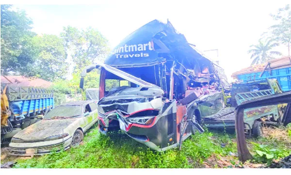 দাউদকান্দিতে দুর্ঘটনায় বাসে আগুন : নিহত ৪