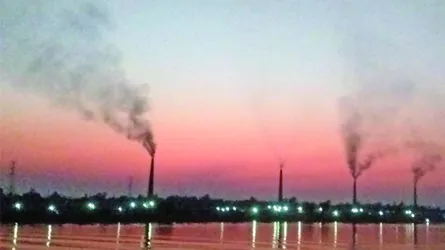 ইটভাটার কালো ধোঁয়ায় পরিবেশ দূষণ