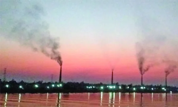 ইটভাটার কালো ধোঁয়ায় পরিবেশ দূষণ
